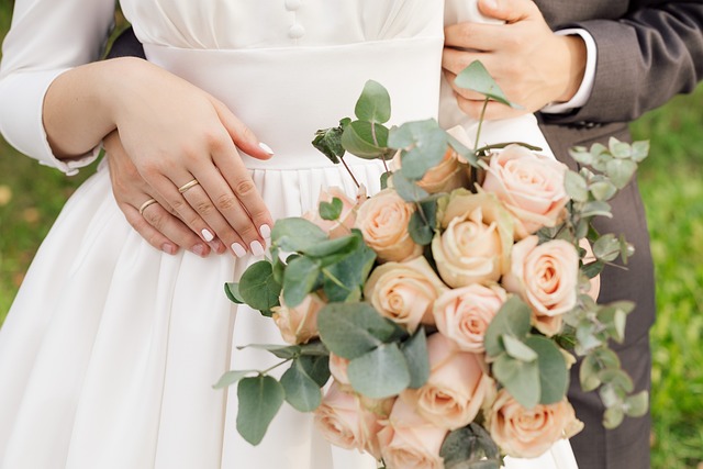 Tampilan indah dan elegan dari karangan bunga pernikahan yang sedang populer di Kebumen, termasuk hand bouquet, standing flower, table flower, wreath flower, dan flower box.