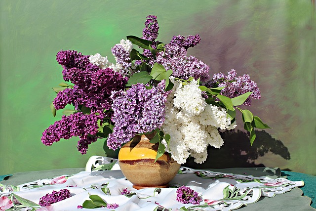 Gaya karangan bunga alami dapat memberikan nuansa alami dan indah pada ruangan di Kebumen.