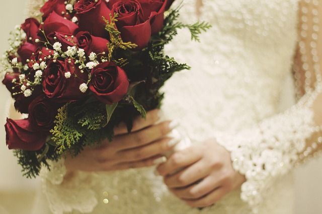 Tampilan indah dan elegan dari karangan bunga pernikahan yang sedang populer di Kebumen, termasuk hand bouquet, standing flower, table flower, wreath flower, dan flower box.