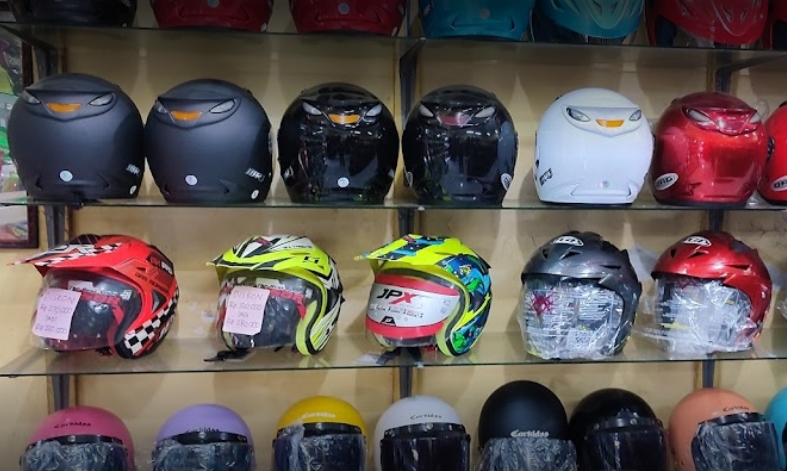 Salah satu toko helm di Kebumen yang menawarkan berbagai jenis helm dan aksesoris motor dengan kualitas baik dan harga terjangkau