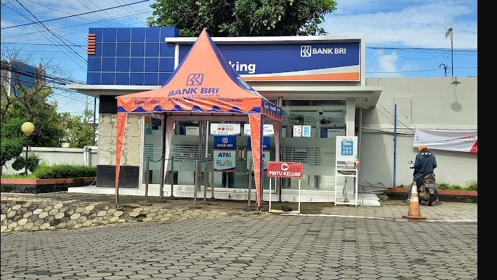 Bank BRI Cabang Kebumen adalah salah satu kantor cabang Bank Rakyat Indonesia (BRI) yang beroperasi di wilayah Kebumen. BRI sendiri adalah bank milik pemerintah yang telah beroperasi sejak lama dan memiliki fokus pada pelayanan perbankan bagi masyarakat kecil dan menengah.