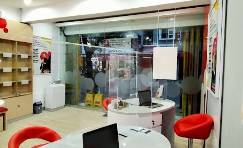 Selain Gerai Indosat Kebumen, Indosat juga memiliki Indosat Center dan Grapari Indosat. Indosat Center adalah pusat layanan pelanggan yang menyediakan informasi dan penjualan produk Indosat.
