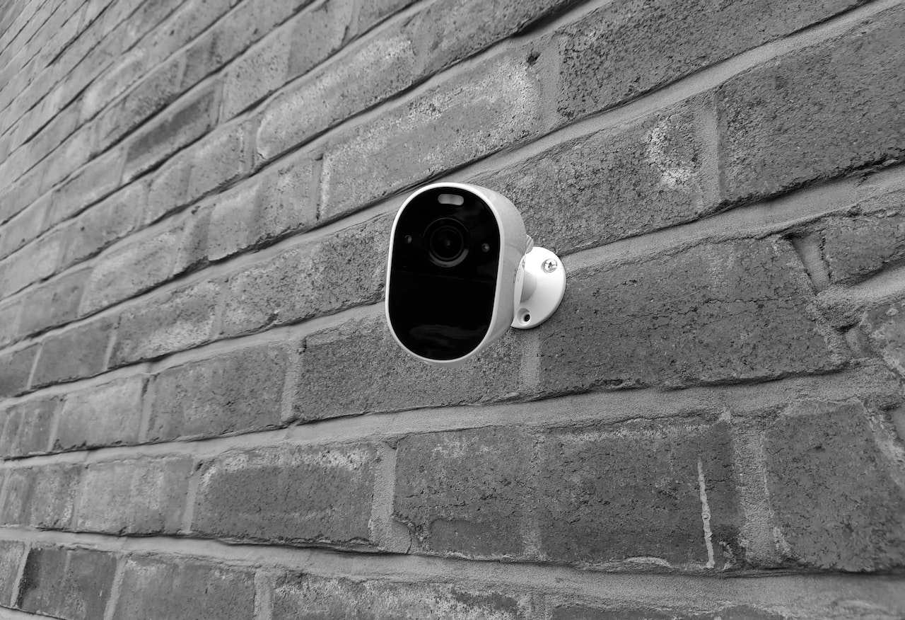 Jarak pandang kamera CCTV memang tergantung pada lensa yang digunakan pada kamera tersebut. Perhatikan ukuran lensa CCTV untuk mengetahui sejauh mana jangkauan CCTV tersebut. Jika menginginkan CCTV dengan jangkauan yang lebih luas, maka pilihlah lensa yang lebih besar. Semakin besar ukuran lensanya, semakin jauh pula jangkauan CCTV tersebut. Dengan begitu, rekaman yang dihasilkan akan lebih jelas dan terperinci.