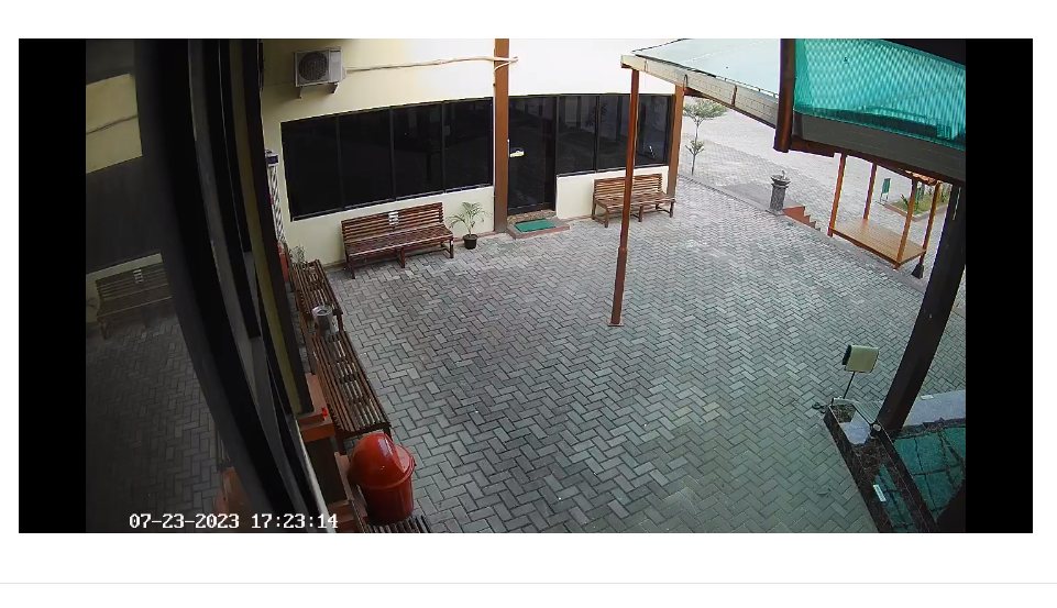 Pemerintah Kabupaten Boyolali, Jawa Tengah telah mengoperasikan sejumlah kamera CCTV online yang terpasang di berbagai titik strategis di wilayahnya. Penggunaan CCTV ini bertujuan untuk meningkatkan keamanan dan pengawasan di daerah tersebut.