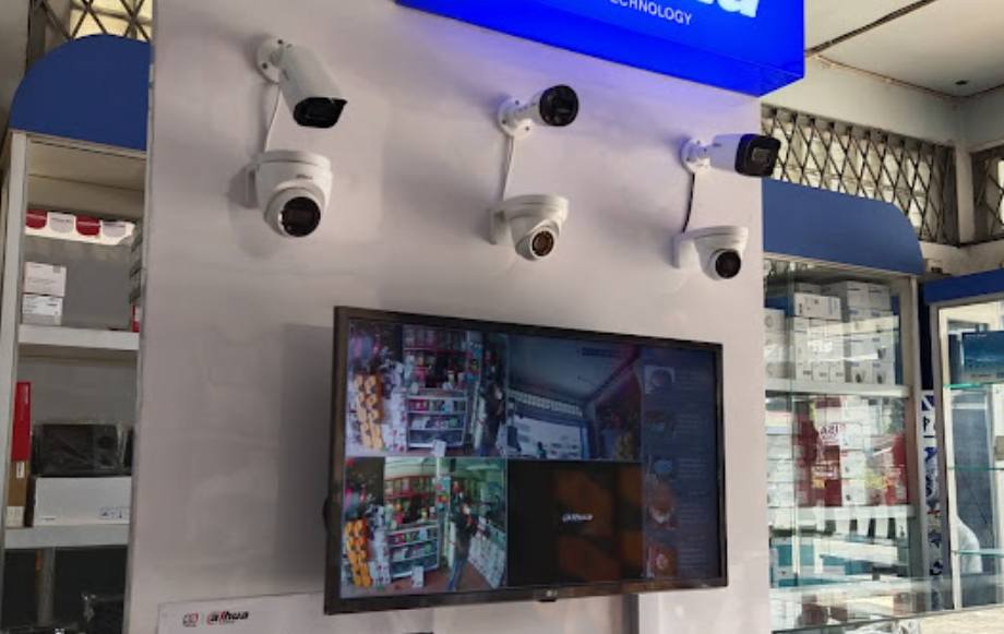 CCTV Online di Kota Pekanbaru adalah sistem pemantauan keamanan yang memungkinkan akses langsung dan real-time ke kamera CCTV melalui jaringan internet. Dengan menggunakan perangkat mobile (Hp), komputer atau Laptop, masyarakat dapat melihat gambar dan video langsung dari berbagai lokasi yang dilengkapi kamera CCTV di seluruh kota Pekanbaru.