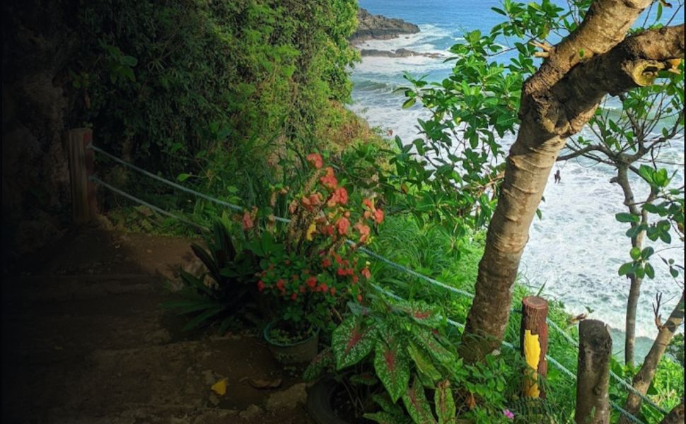 Pantai Surumanis Kebumen merupakan destinasi wisata yang menawarkan keindahan alam yang masih terjaga keasliannya.