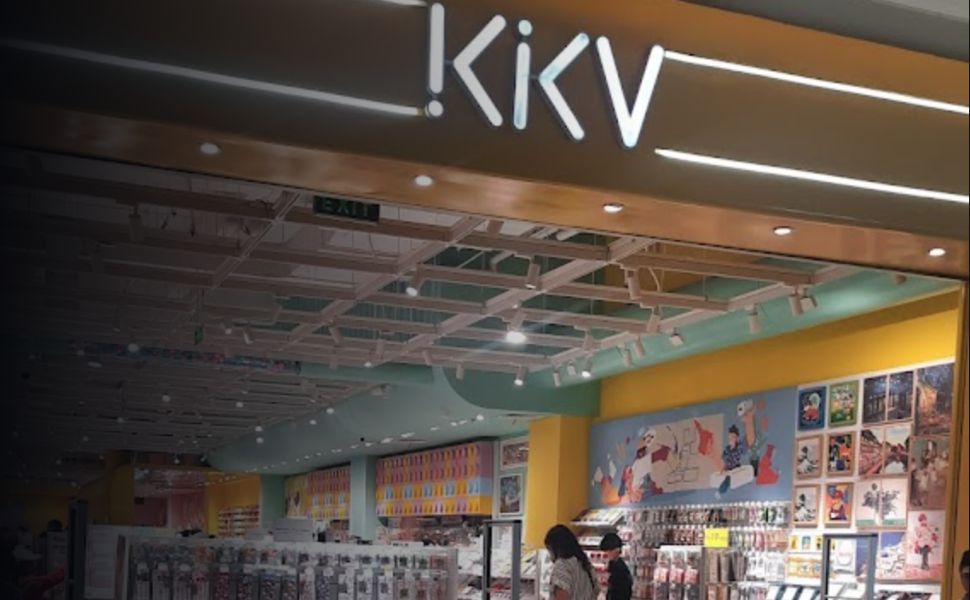 KKV Semarang. Toko retail kekinian asal China ini menawarkan pengalaman berbelanja yang unik dengan desain toko yang dominan warna kuning dan instagramable.