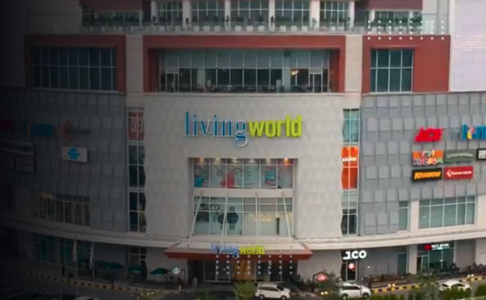 Living World Pekanbaru terletak di Jl. Soekarno-Hatta, keberadaannya yang berdekatan dengan mall-mall terkenal lainnya menjadikannya destinasi yang mudah diakses dan nyaman bagi pengunjung.