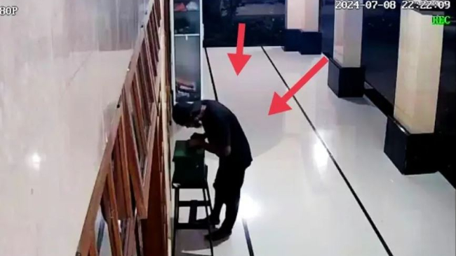 Terekam CCTV, Aksi ODGJ Curi Kotak Amal di Jember