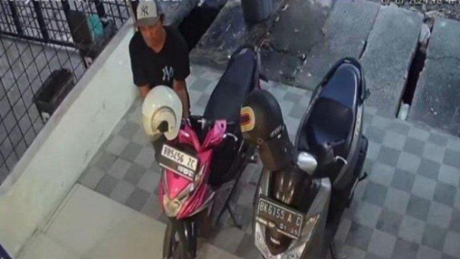 Terekam CCTV! Aksi Pencurian Motor Digagalkan Kepling di Padang Bulan