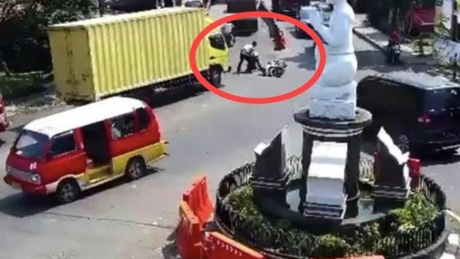 Tragis! Terekam CCTV Pengendara Sepeda Motor Terlindas Truk Saat Ditilang Polisi